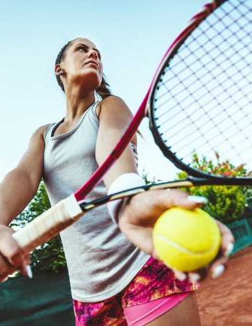 woman playing tennis